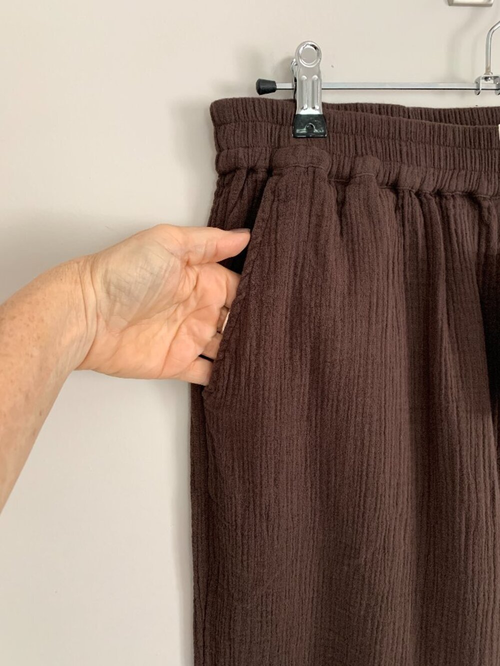 NWT NA-KD Chocolate Brown Wide Leg Pants Crinkle Gauze Trousers Minimalist M - Picture 4 of 9